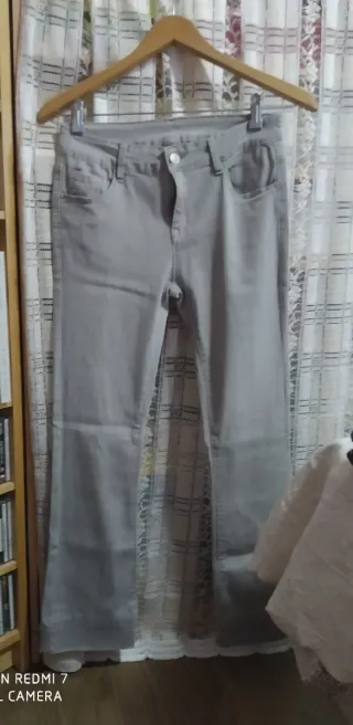 Vaqueros elásticos gris claro mujer