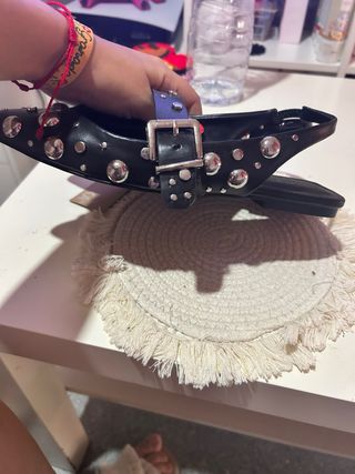 Zapatos negros con tachuelas plateadas
