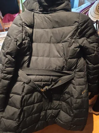 Abrigo negro acolchado con cinturón