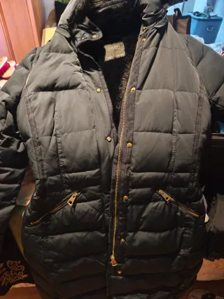 Abrigo negro acolchado con cinturón