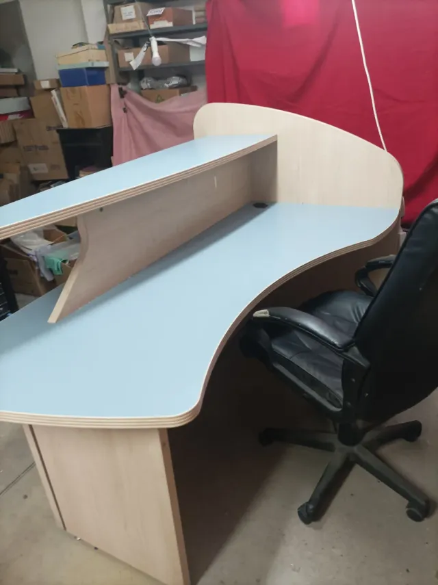 Escritorio/Recepción Curvo Madera y Azul