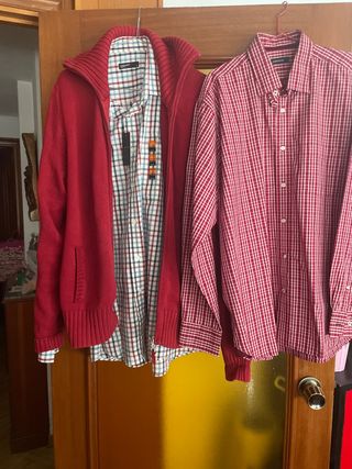 Chaqueta punto roja y 2 camisas cuadros