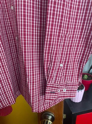 Chaqueta punto roja y 2 camisas cuadros