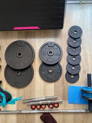 Gimnasio en casa: banco, pesas y accesorios