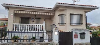 Chalet independiente con parcela y piscina de obra