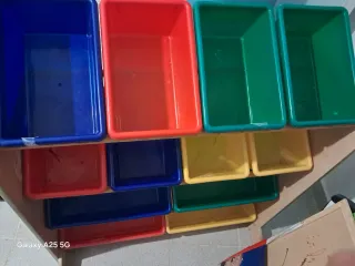 Scaffale per giocattoli in plastica colorata