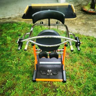 bipedestador con mesa