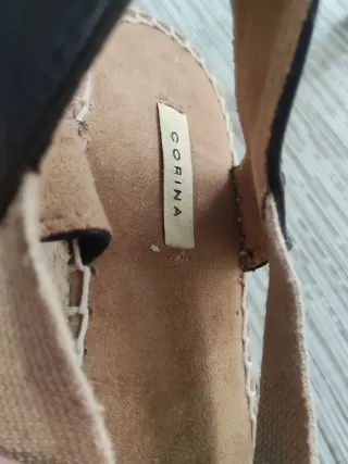 Sandalias Beige y Negras Talla 38
