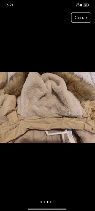 Chaquetón beige con capucha y pelo