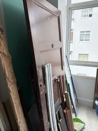 Puerta de entrada madera oscura