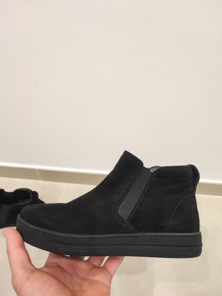 Stivaletti Prada neri in camoscio