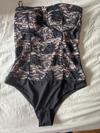 Body de encaje beige y negro
