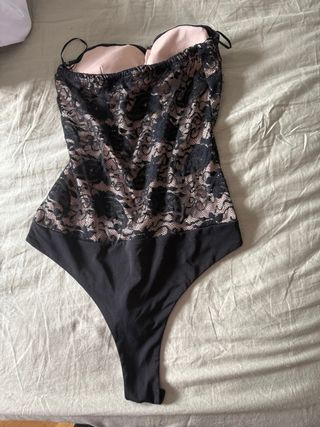 Body de encaje beige y negro
