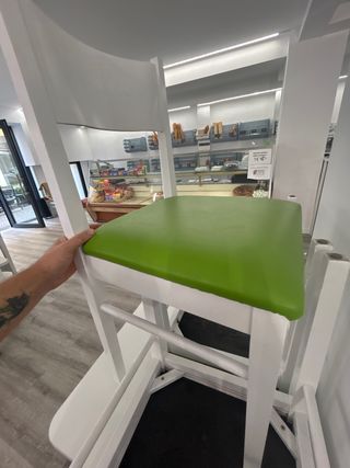 Silla de madera blanca con asiento verde