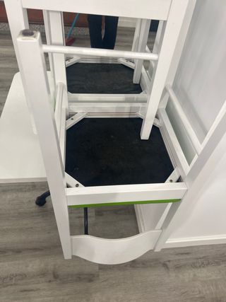 Silla de madera blanca con asiento verde