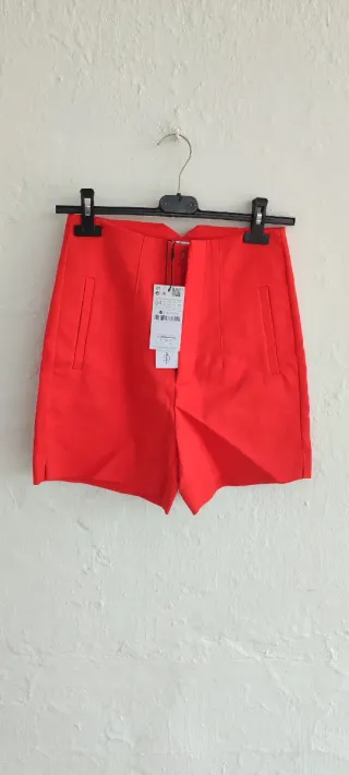 Pantalones cortos Stradivarius rojos