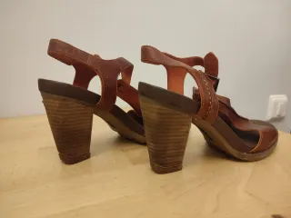Sandalias de tacón marrones