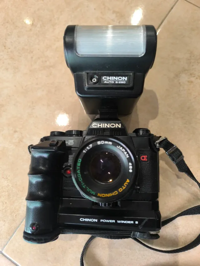 Fotocamera reflex Chinon con flash e avvolgitore