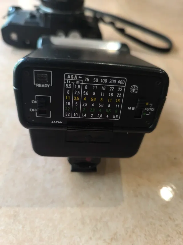 Fotocamera reflex Chinon con flash e avvolgitore