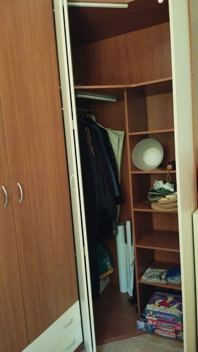 Armadio ad angolo in legno marrone e bianco