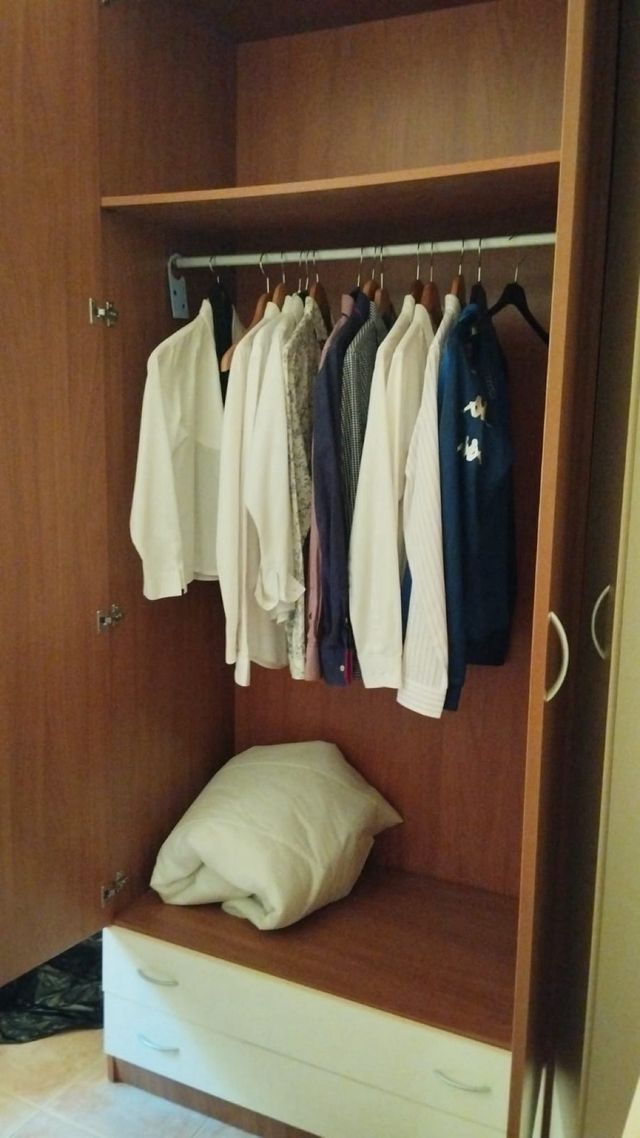 Armadio ad angolo in legno marrone e bianco