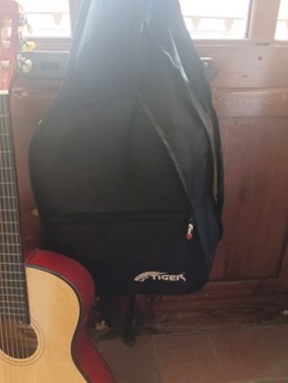 Guitarra Clásica con Funda y Púa