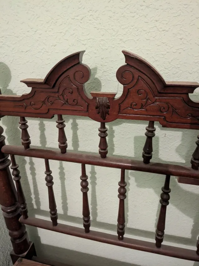 Cama antigua madera tallada isabelina