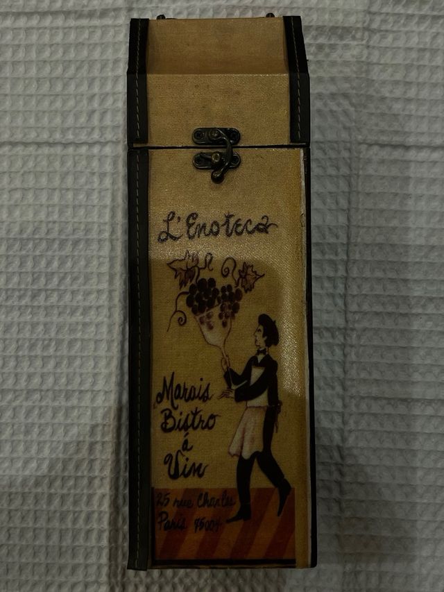 Botellero de tipo cuero y madera