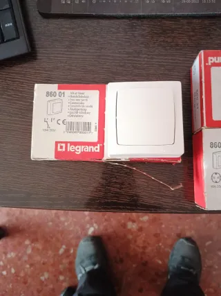 2 Interruptores Legrand 860 01
4 enchufes superfi