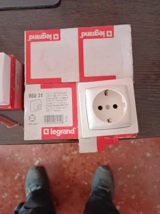 2 Interruptores Legrand 860 01
4 enchufes superfi