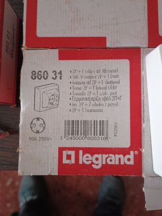 2 Interruptores Legrand 860 01
4 enchufes superfi