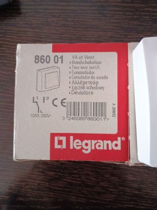 2 Interruptores Legrand 860 01
4 enchufes superfi