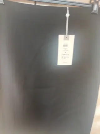 Falda recta negra por encima de la rodilla