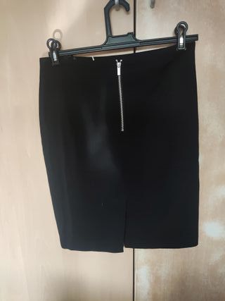 Falda recta negra por encima de la rodilla