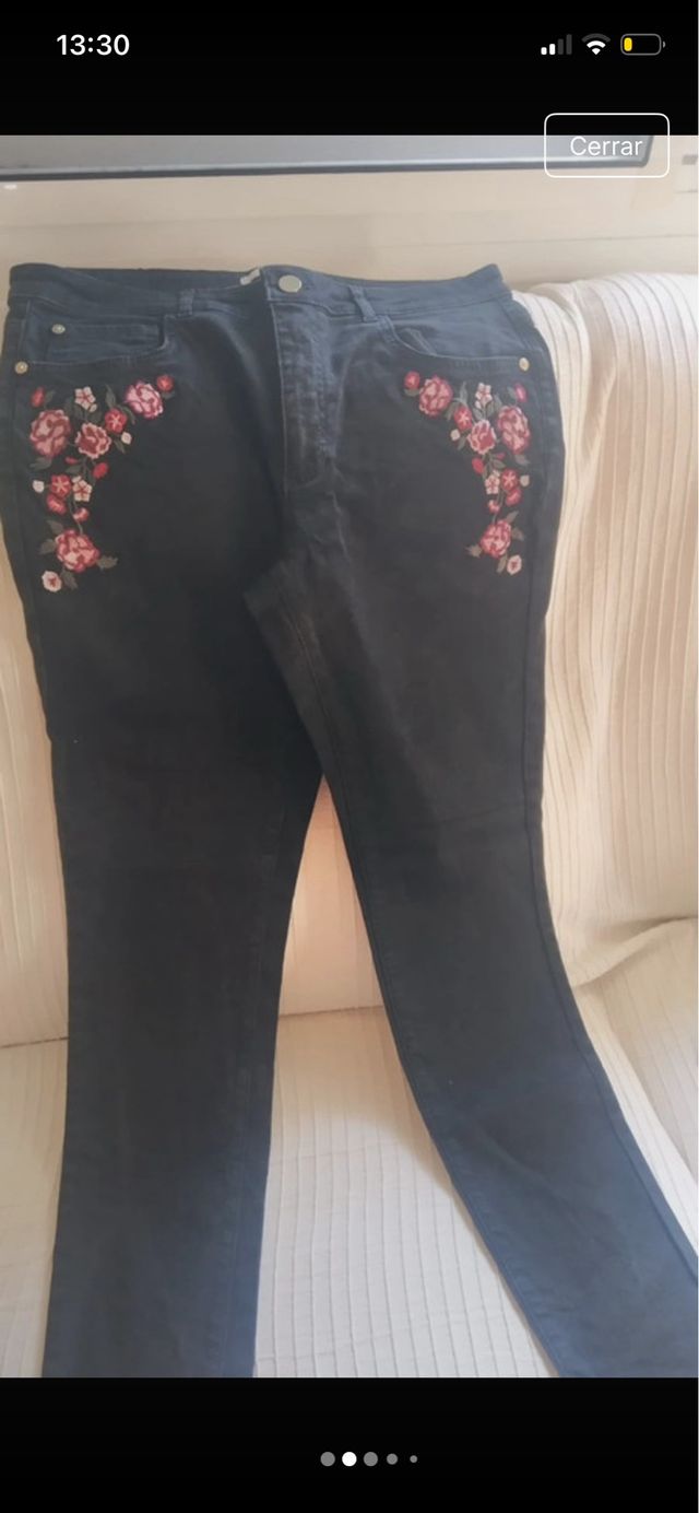 Pantalón negro con bordado floral rosa