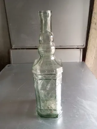 Botella de vidrio tallada