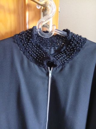Capa de señora con cuello adornado