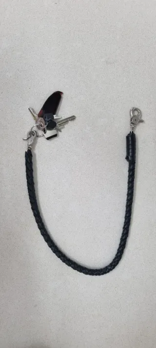 Correa de piel estilo biker para llaves o cartera 