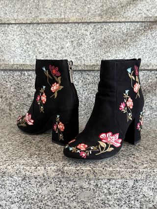 Botas tacón negras bordado flores