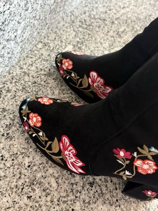 Botas tacón negras bordado flores