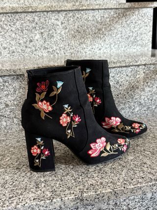 Botas tacón negras bordado flores