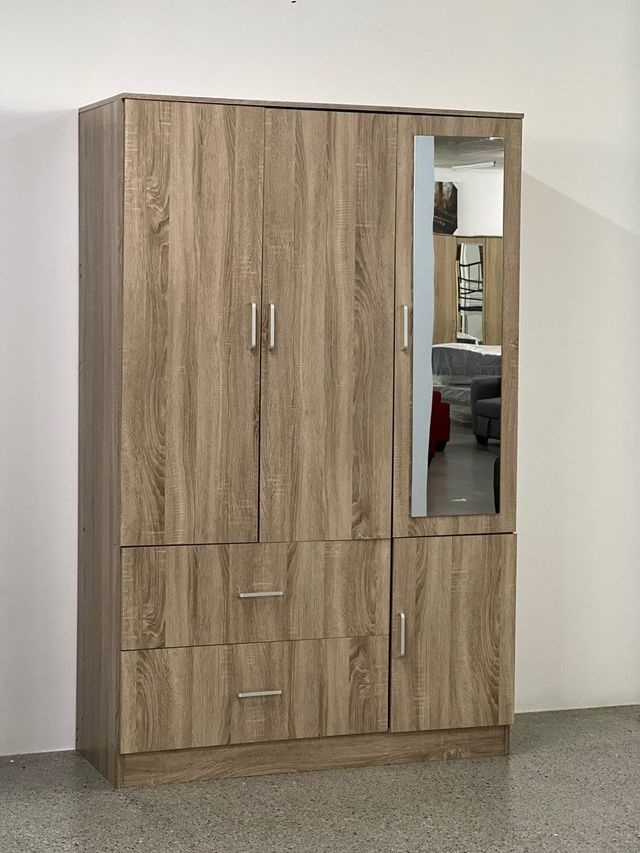 Armario de madera nuevo