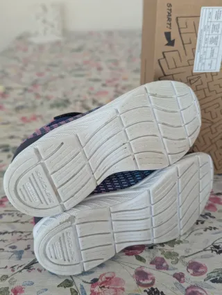 Zapatillas Skechers niña talla 35.