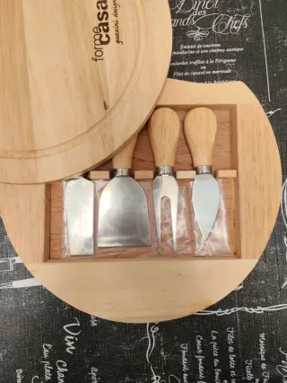 Tagliere Guzzini in legno con set posate