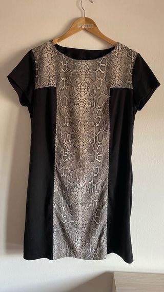 Vestido negro con estampado de serpiente