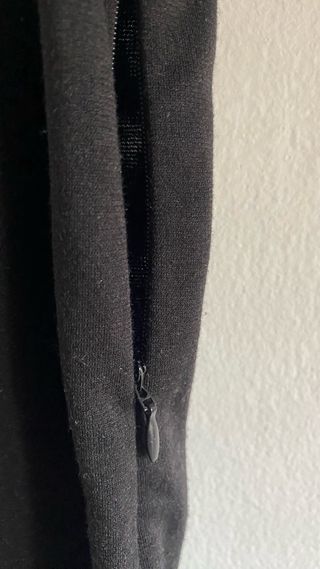 Vestido negro con estampado de serpiente