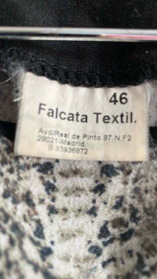 Vestido negro con estampado de serpiente