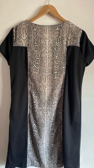 Vestido negro con estampado de serpiente