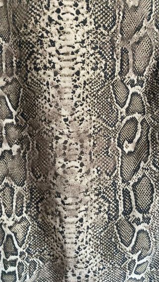 Vestido negro con estampado de serpiente