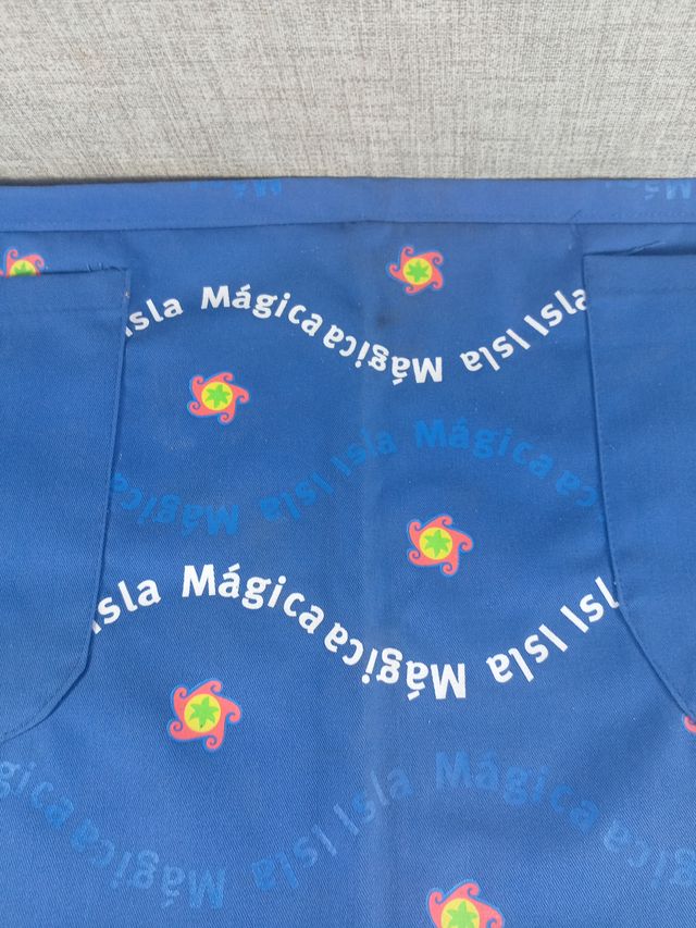 Mandil Azul Isla Mágica con Bolsillos
